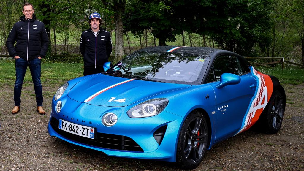 Fernando Alonso junto Laurent Rossi, director general de Alpine, con un A110 Trackside.