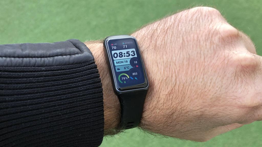 Así es la Huawei Band 6, una pulsera inteligente con una gran pantalla.