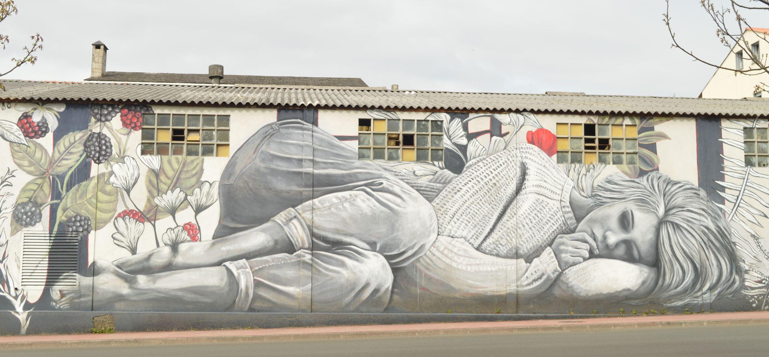 ‘A rapaza durminte’, el mural creado por Lula Goce para As Pontes enPezas.