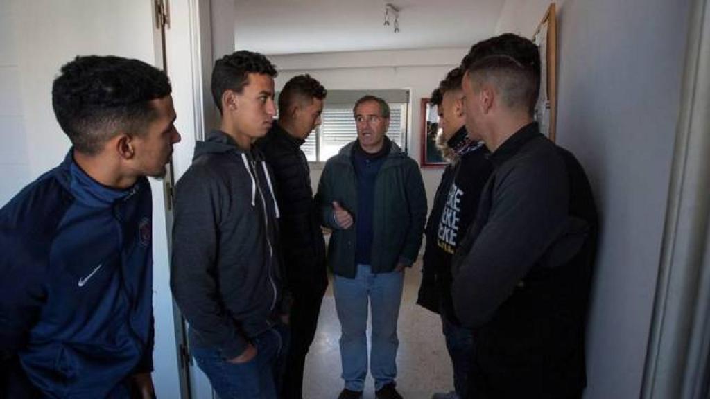 Inmigrantes que dejan el centro de acogida.