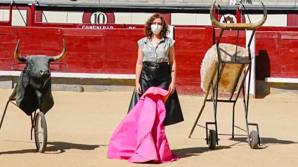 La presidenta de la Comunidad de Madrid, Isabel Díaz Ayuso, en una plaza de toros.
