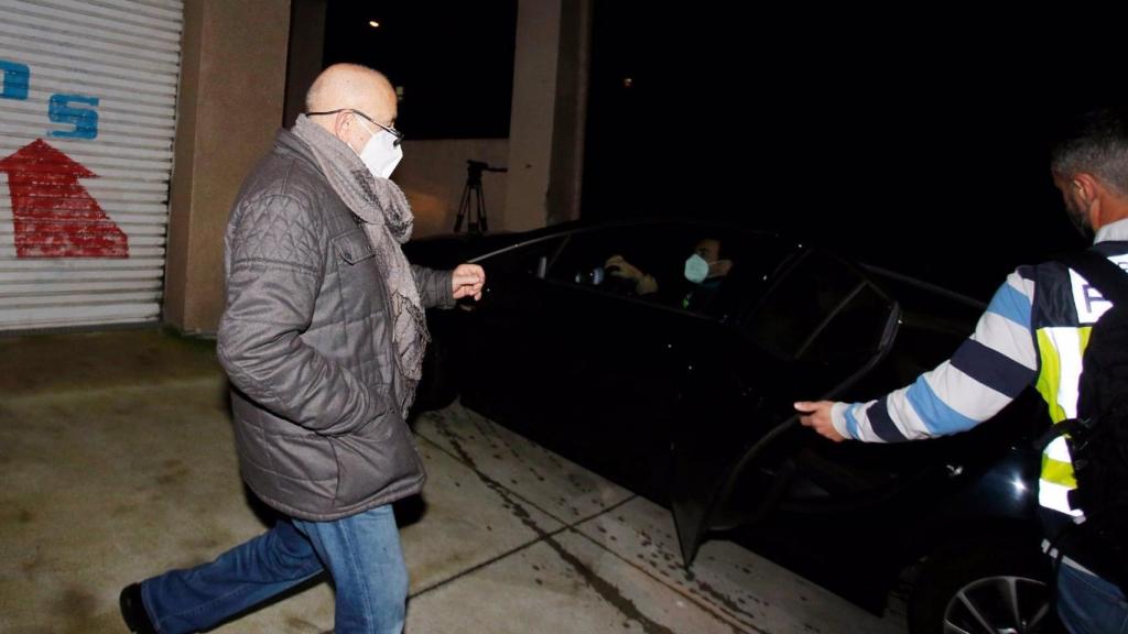 El presidente del Colegio de Enfermería de Pontevedra, Carlos Fernández, escoltado por la Policía tras ser detenido en 2021.