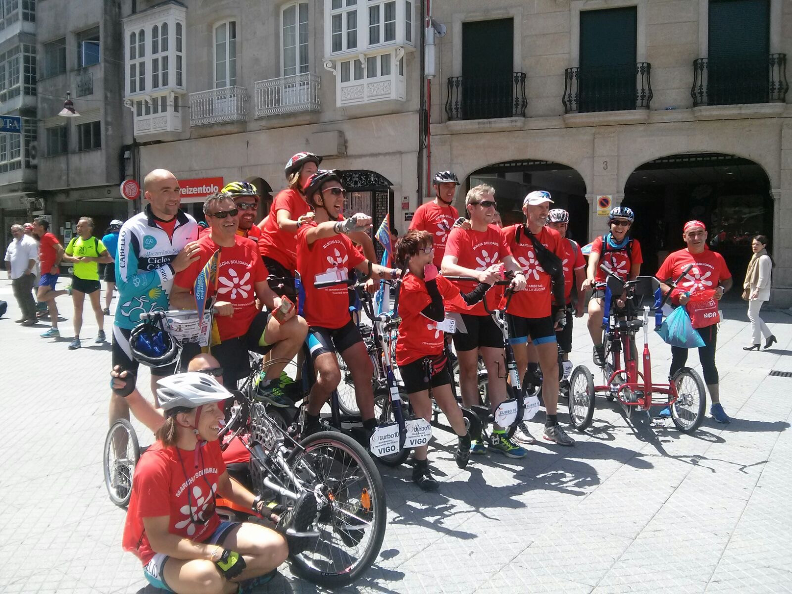 Algunos de los participantes de la marcha solidaria en la meta, Pontevedra.