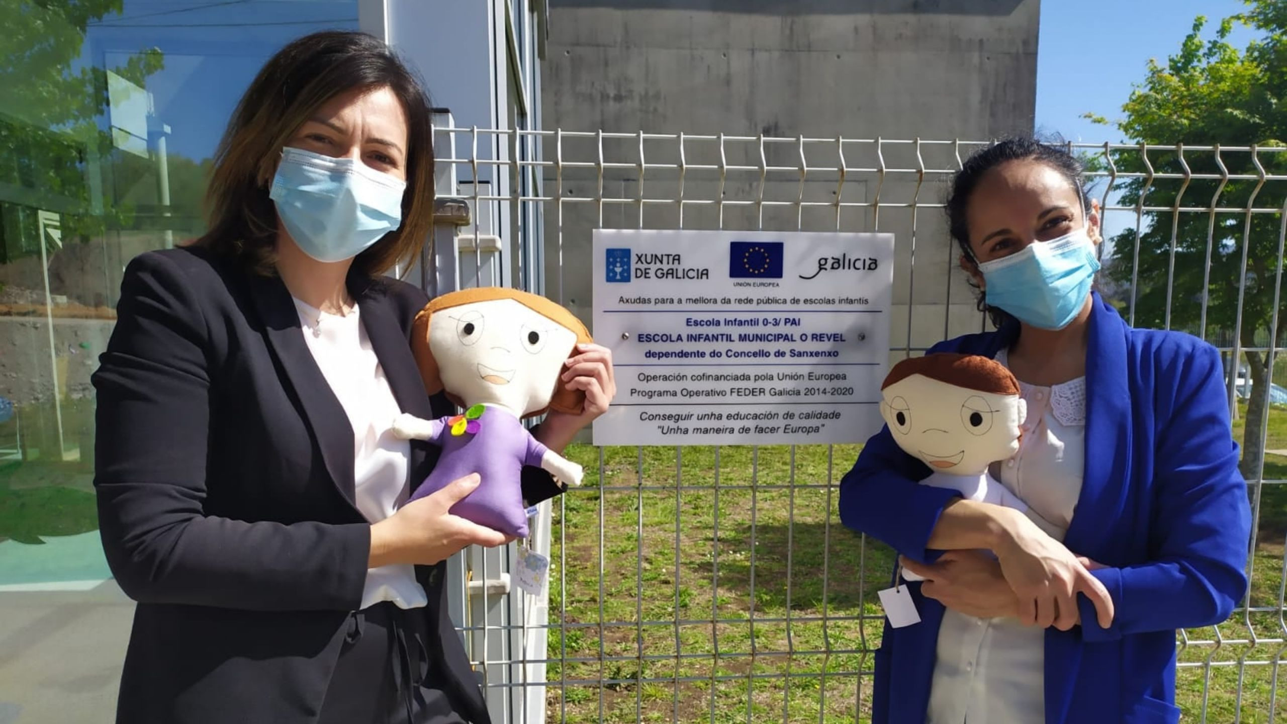 Diana Lameiro y Sandra Fernández Prado con Lingoreta y Lingoreto en la escuela infantil de Sanxenxo.