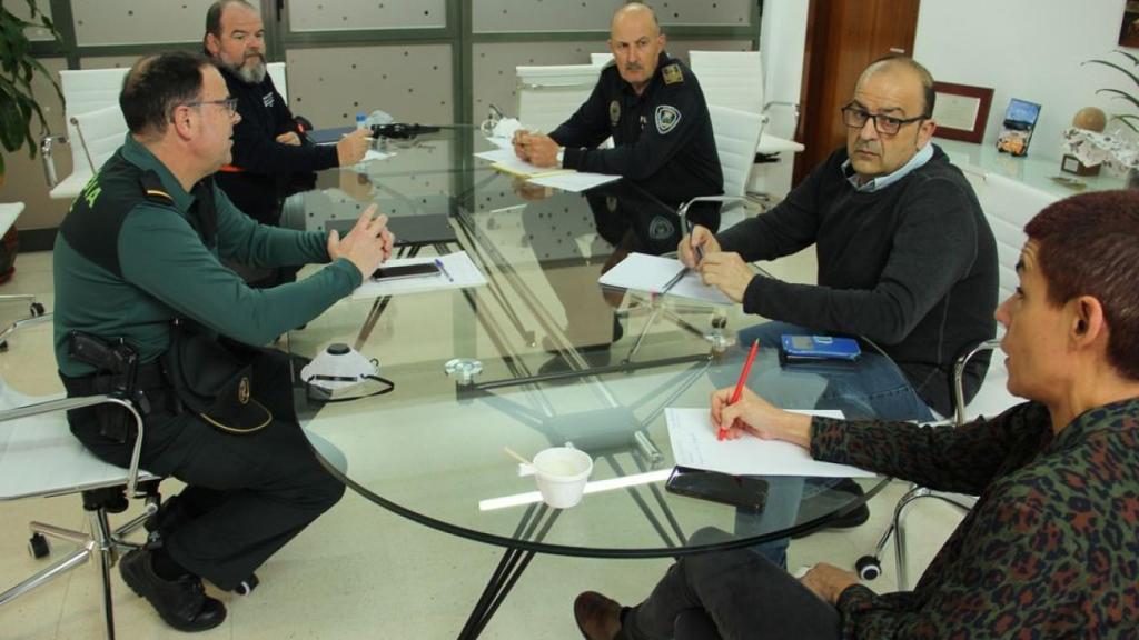 Miembros de las Fuerzas de Seguridad reunidos con la alcaldesa de Beniel, Maricarmen Morales.