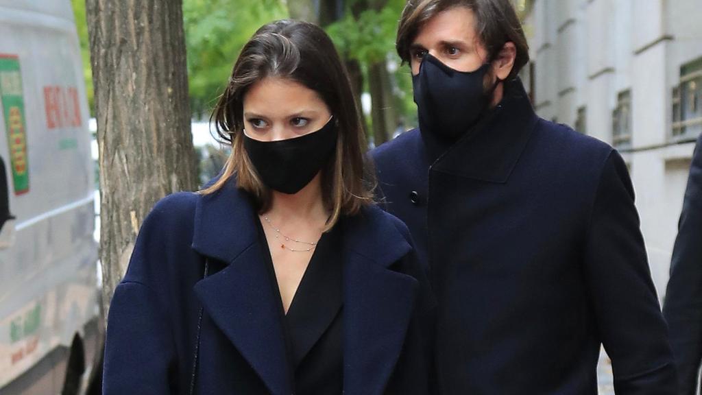 Álvaro junto a Isabelle en una imagen del funeral del padre de él.