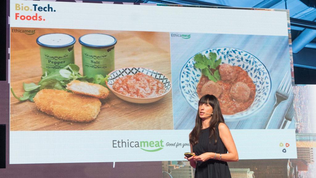 Mercedes Vila durante una presentación de su carne cultivada.