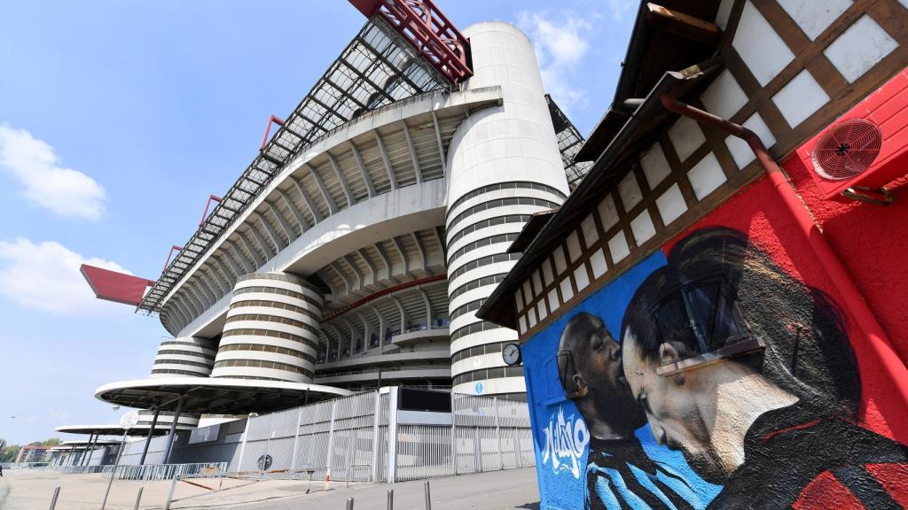 San Siro y el mural de Lukaku e Ibrahimovic