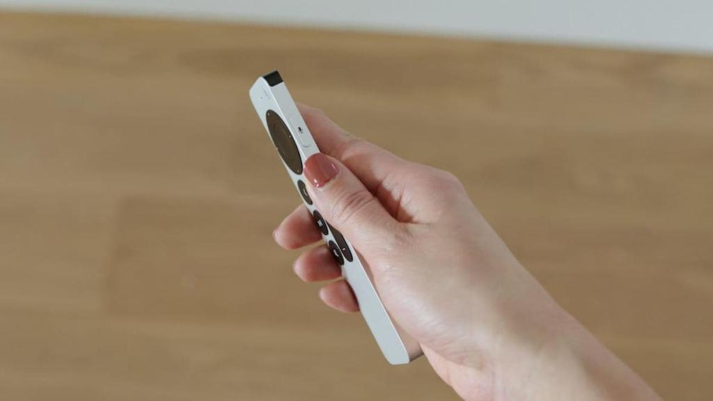 El botón para lanzar comandos de voz recuerda al del iPhone