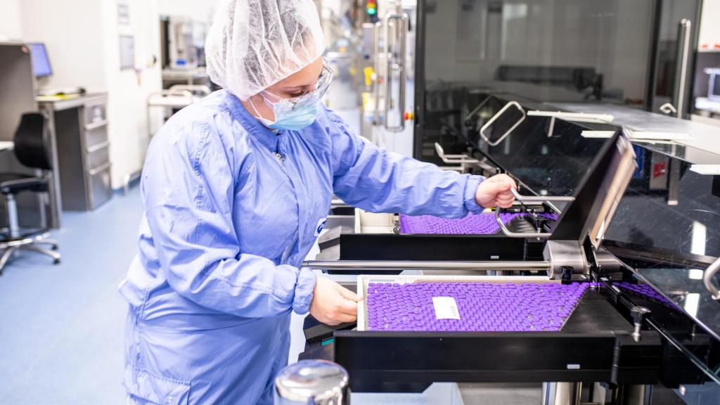 Una trabajadora preparando los viales de la vacuna contra la Covid de Pfizer, en las instalaciones de Puurs (Bélgica).