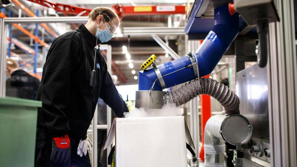 Un trabajador preparando uno de los envíos de vacunas contra la Covid.