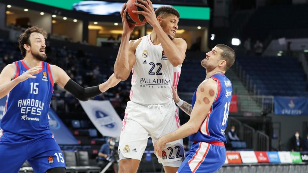 Edy Tavares (Real Madrid) ante Moermann (Anadolu Efes)