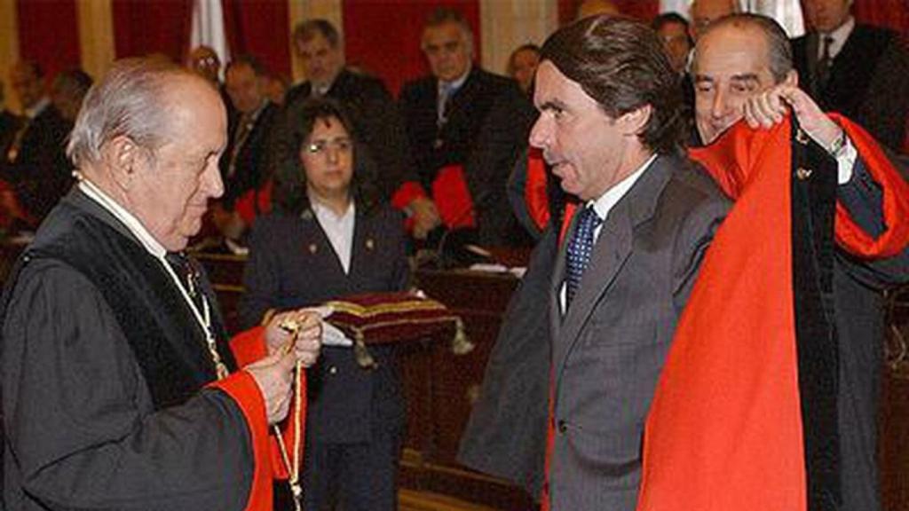 José Joaquín Puig de la Bellacasa entrega la insignia del Consejo de Estado a Aznar.