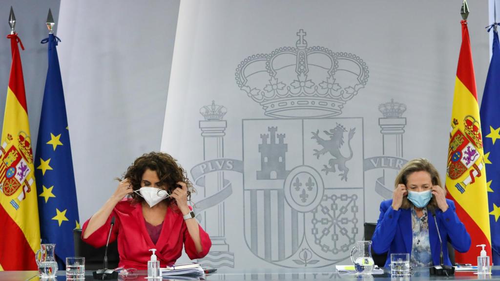La ministra de Hacienda, María Jesús Montero, y la vicepresidenta económica, Nadia Calviño.