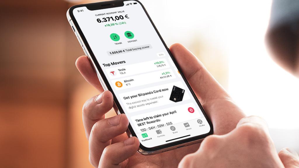 Un usuario maneja la aplicación de Bitpanda.