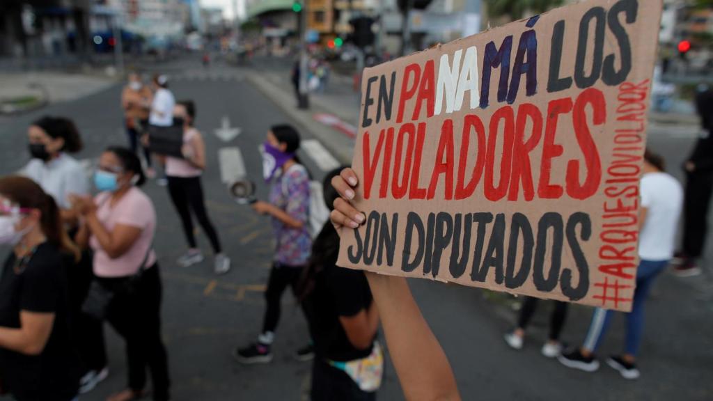 Uno de los carteles que portaban las manifestantes contra la sentencia.