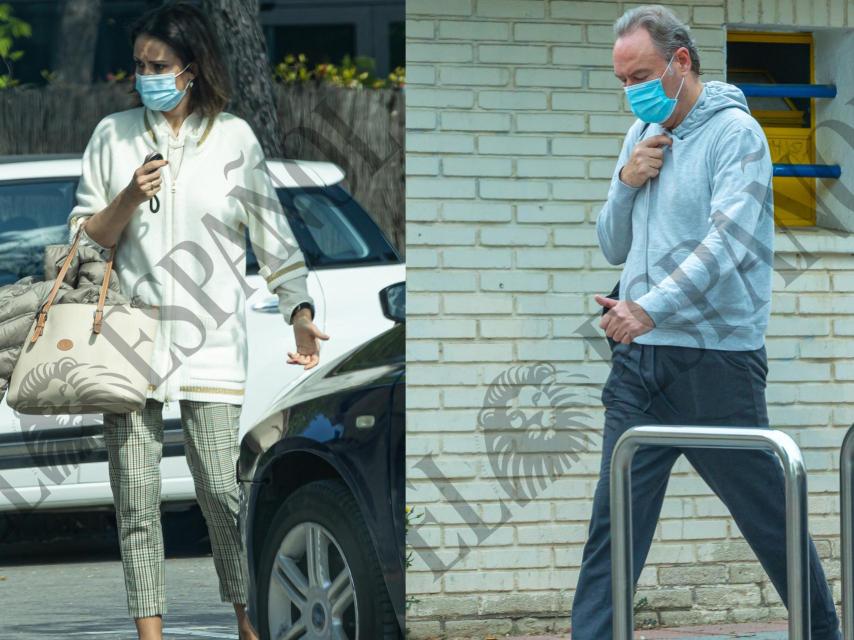 Jato y su marido por las calles de su urbanización haciendo diligencias.