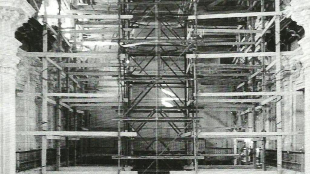 Andamios en el interior de la basílica para su restauración tras los incendios de 1936.