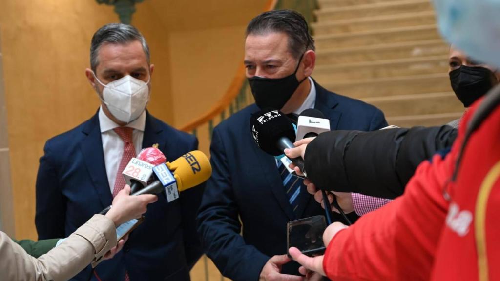 El alcalde de Linares, Raúl Caro-Accino, antendiendo a medios de comunicación.