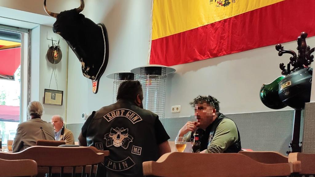 Dos miembros de Shot Gun LEMC en el bar del chino franquista.