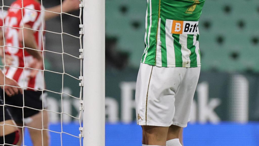 Borja Iglesias (Betis) se lamenta junto al palo
