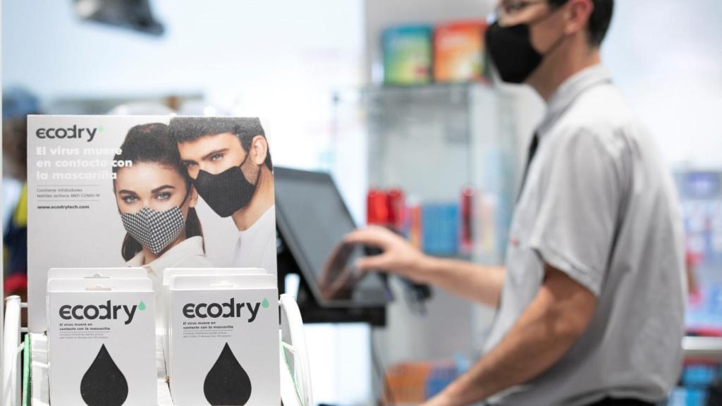 Un expositor con mascarillas Ecodry.