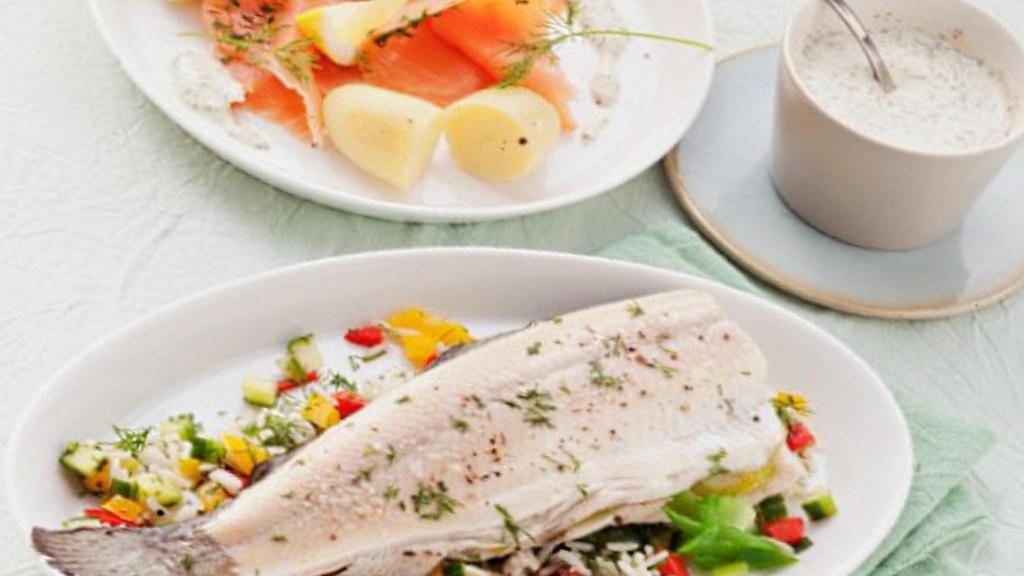 Pescado graso como fuente de ácidos omega-3 y yogur como prebiótico y probiótico.