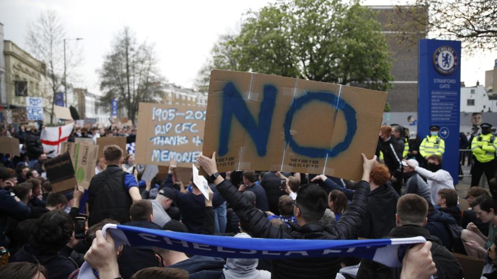 Las protestas de los aficionados del Chelsea que metieron presión al club inglés para salir de la Superliga Europea