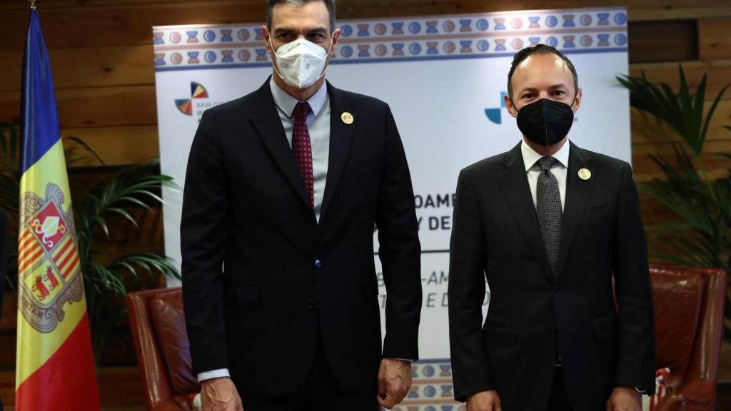 El presidente del Gobierno, Pedro Sánchez, es recibido por el de Andorra, Xavier Espot. Efe