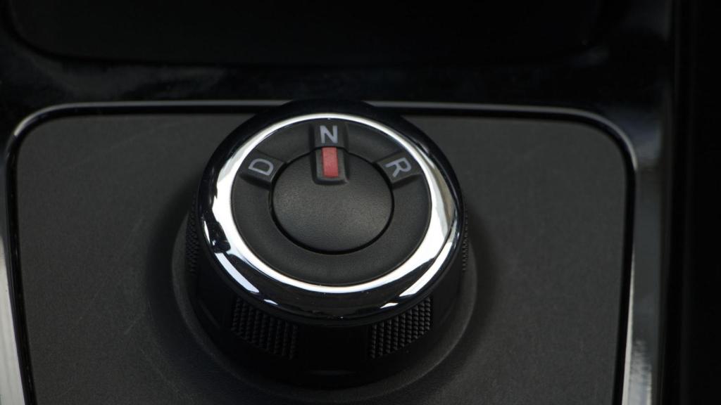 No tiene palanca de cambios, solo este selector.