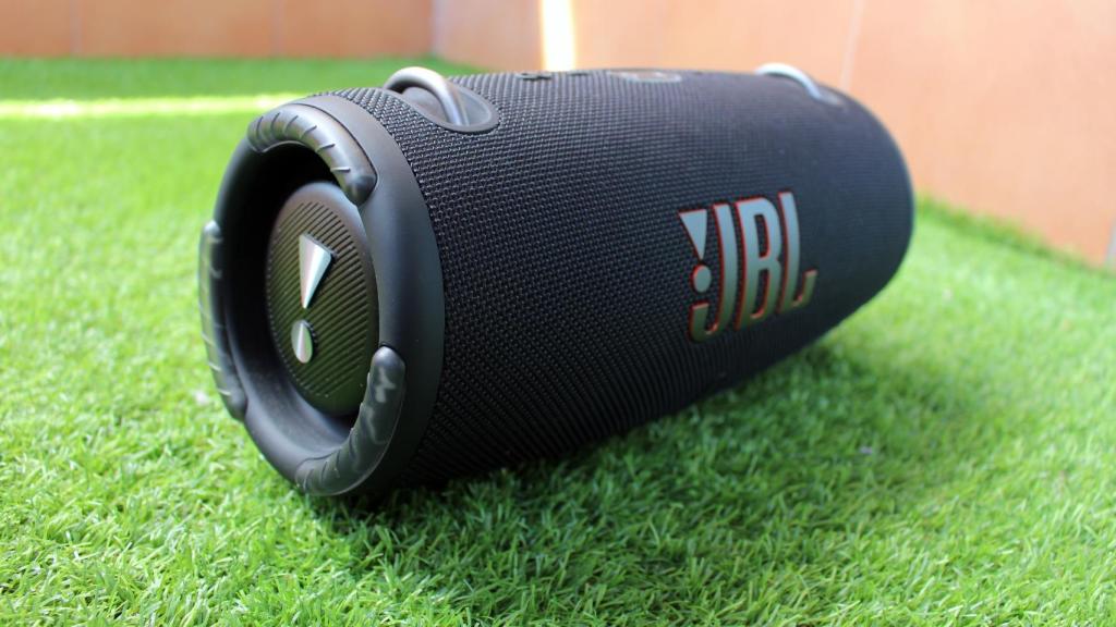 Uno de los altavoces laterales del JBL Xtreme 3.