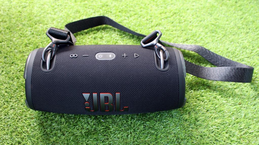 El JBL Xtreme 3 con la correa puesta.