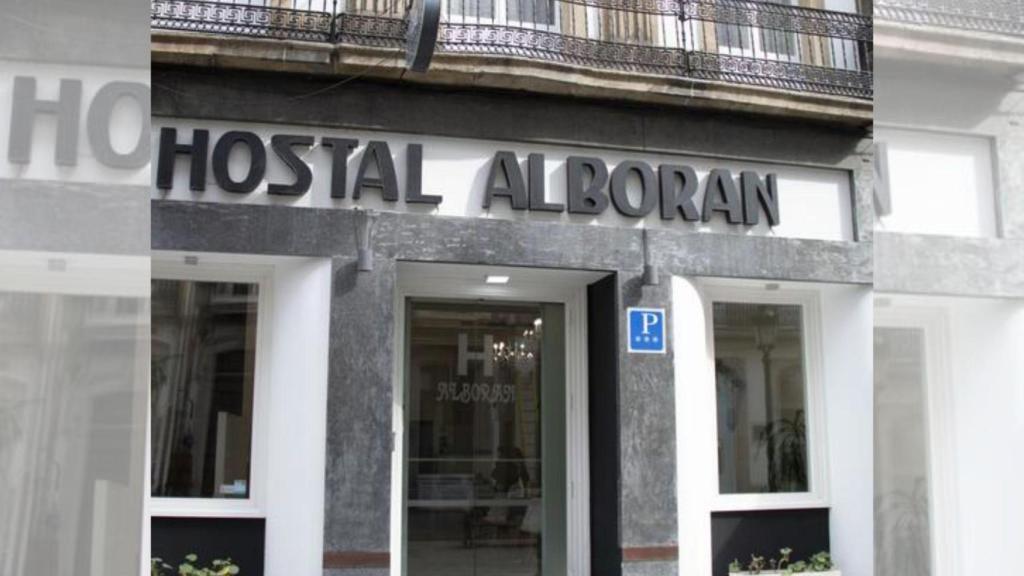 Fachada del hostal Alborán en Riego de Agua