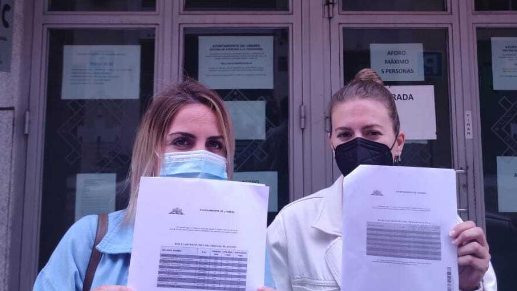 Tati y Estela mostrando su aprobado en la oposición en la puerta del Ayuntamiento de Linares.