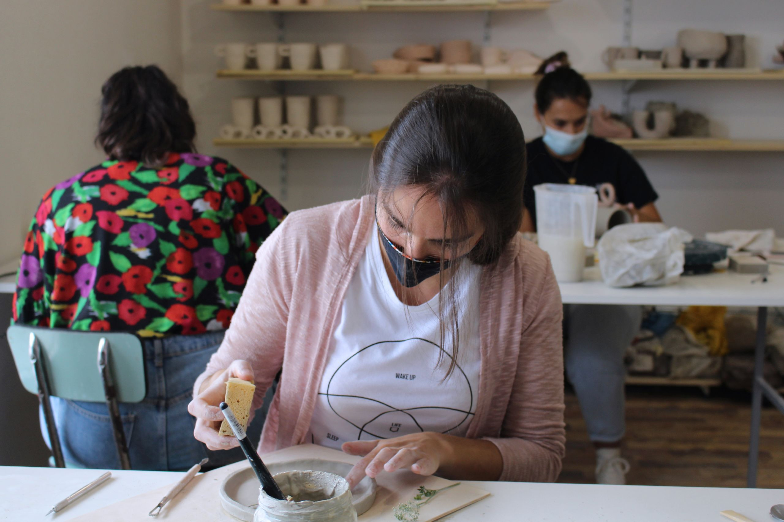 Taller de cerámica en el estudio de Hollymara.