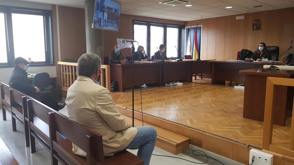 El funcionario del Ayuntamiento de Vigo, Álvaro C. C., y el constructor Enrique A.P., en el juicio celebrado en la Audiencia de Pontevedra por un delito continuado de soborno