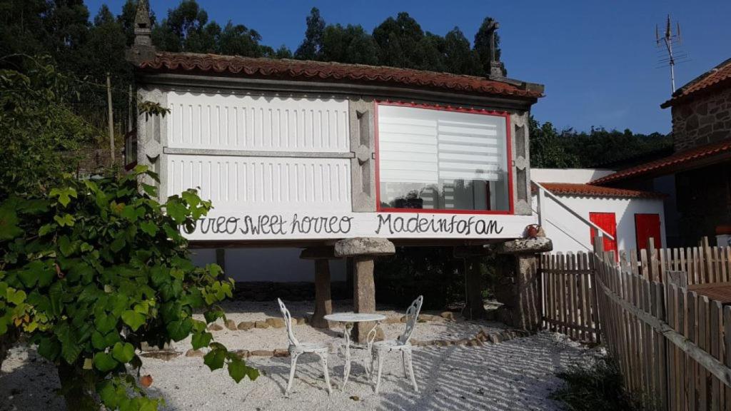 Juan y Mónica han reformado su hórreo para que los visitantes puedan utilizarlo como sala de estar