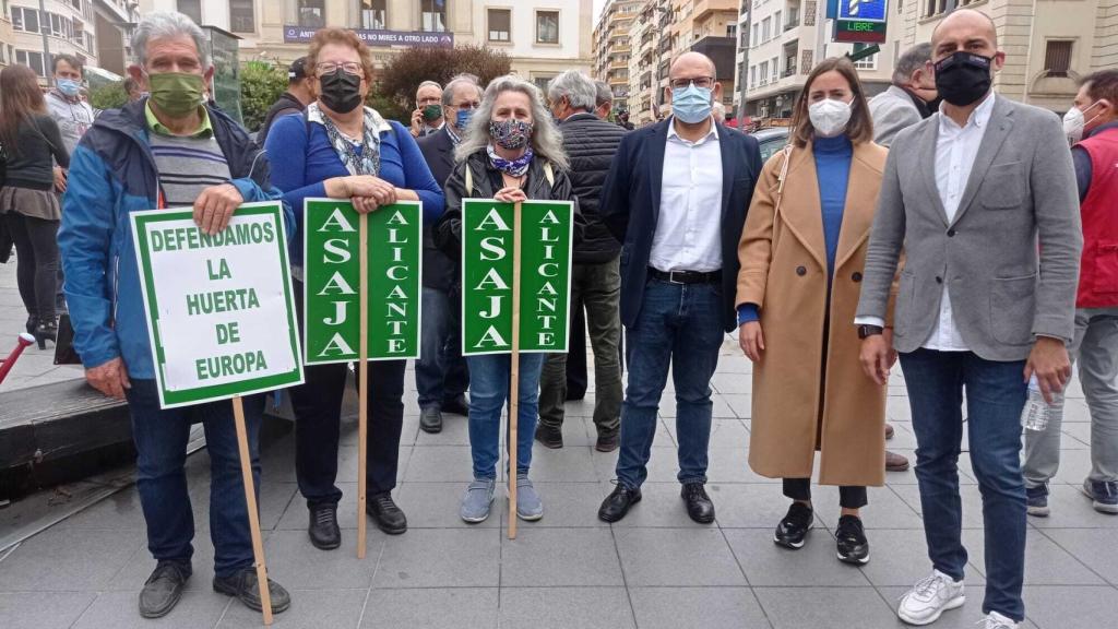 Los concejales de Compromís, Esther Díez y Felip Sanchez, en la concentración.