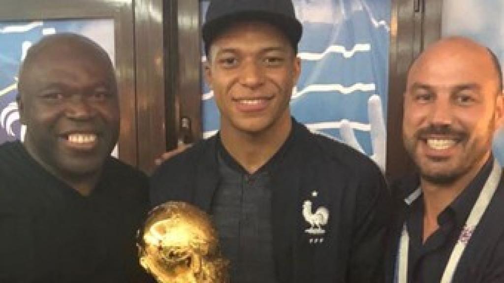 Kylian Mbappé junto a su padre y Luis Ferrer