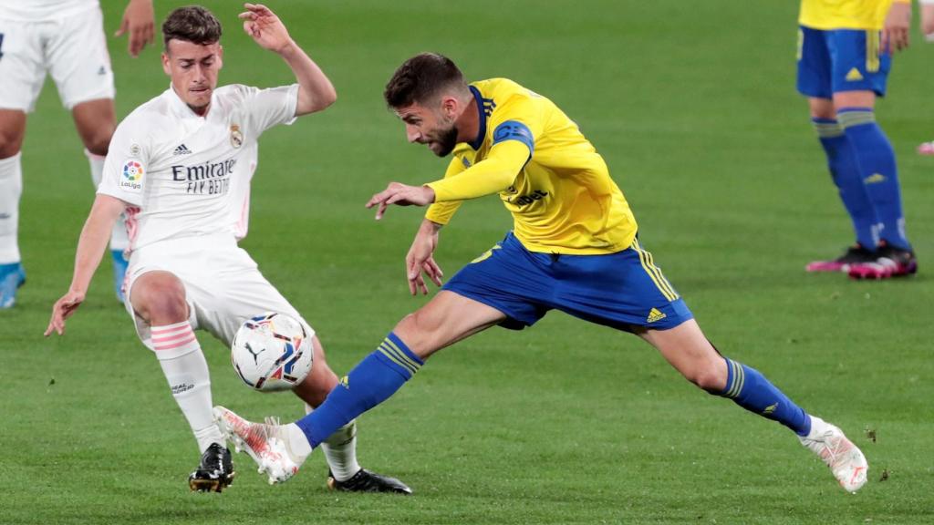Antonio Blanco, frente a un jugador del Cádiz