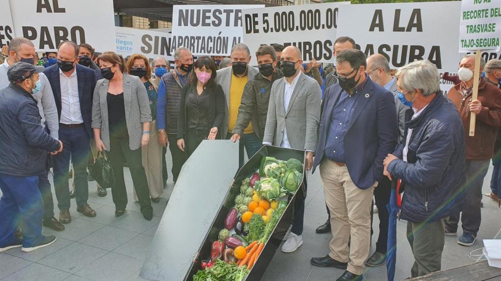 Carlos Mazón, alcaldes de la provincia y representantes de regantes, en la concentración