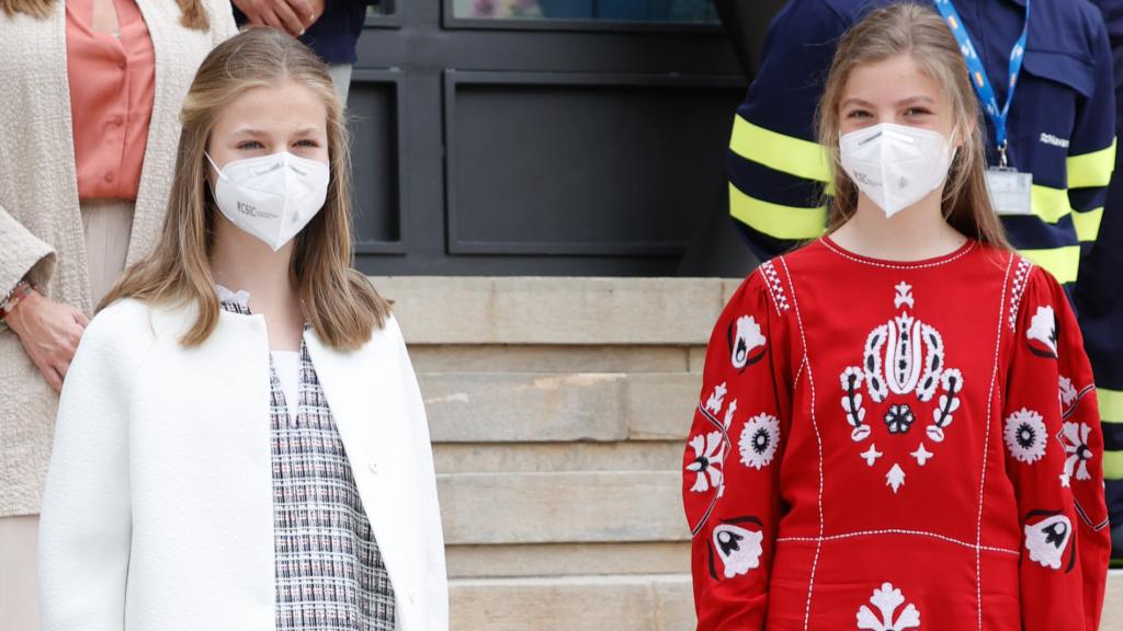 Las infantas Leonor y Sofía en Cartagena este jueves.