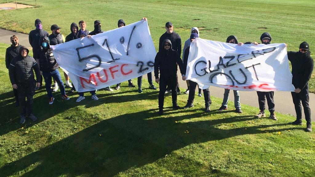 Ultras del Manchester United en la ciudad deportiva
