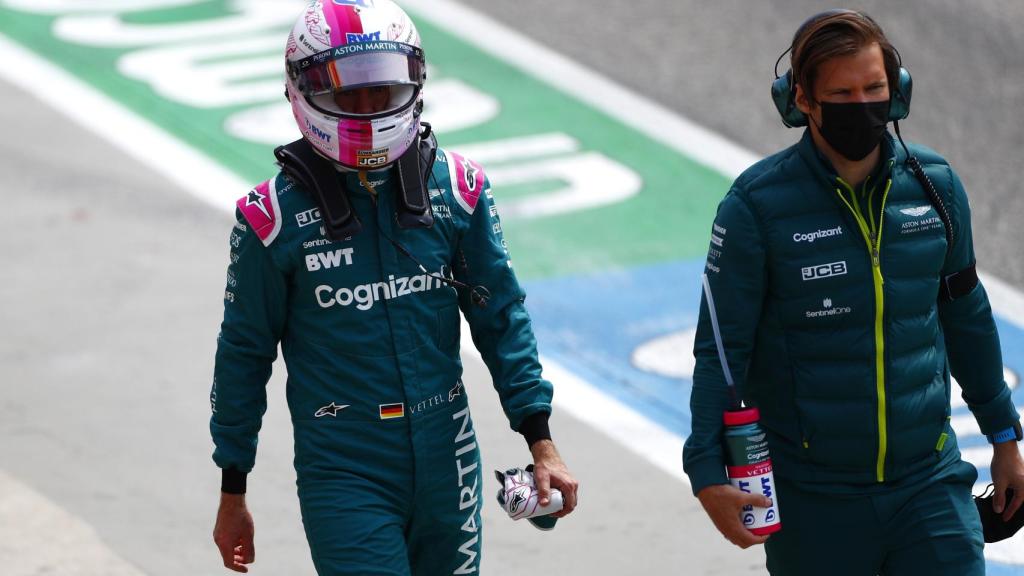 Vettel camina por el paddock del circuito de Imola
