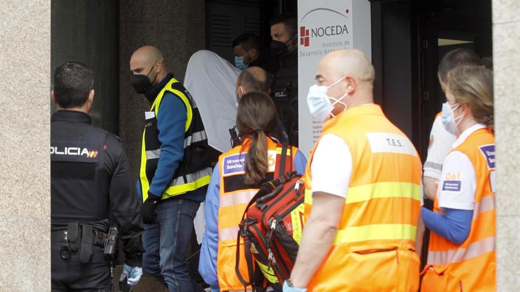 El detenido tapado con una sábana blanca tras apuñalar, presuntamente, a tres personas en A Coruña
