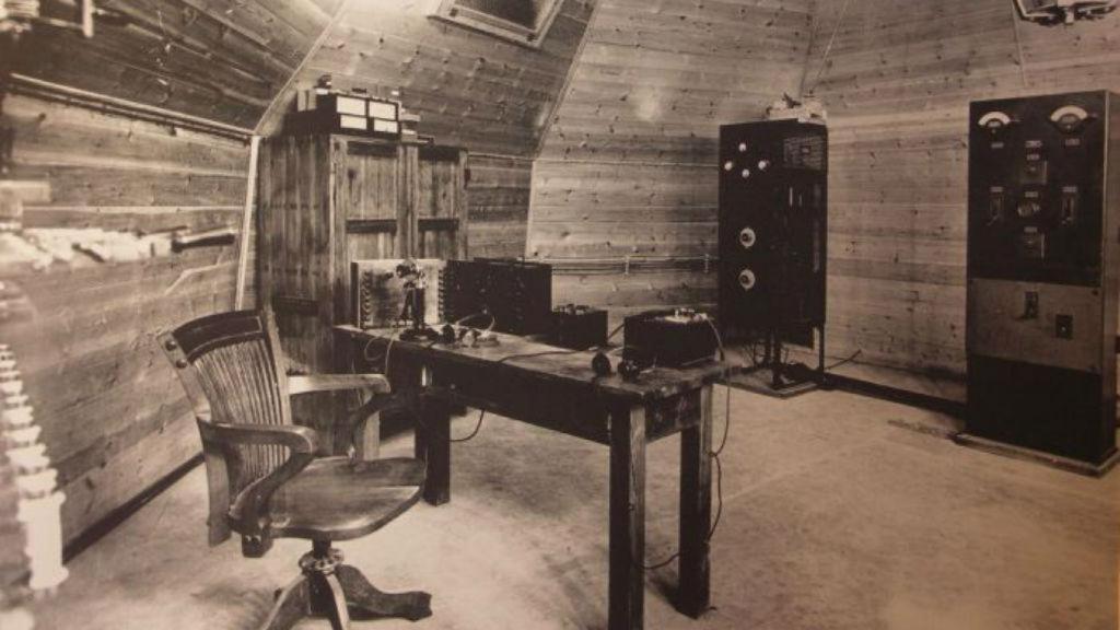 Equipos de Radio Barcelona en el Hotel Colón. https://beteve.cat