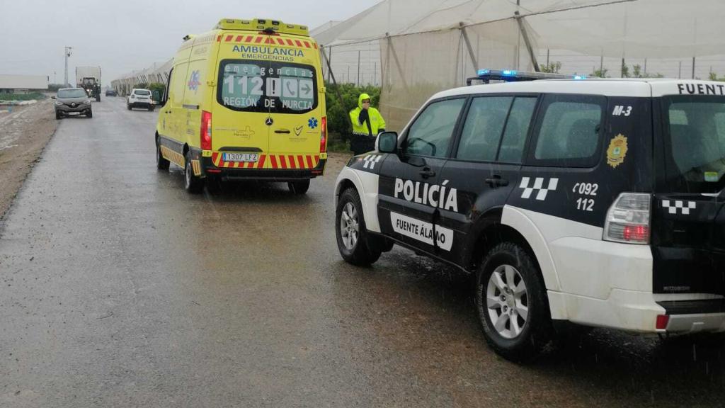 Policía Local de Fuente Álamo y una ambulancia del SUAP se han desplazado hasta la explotación agrícola donde ha muerto el trabajador.