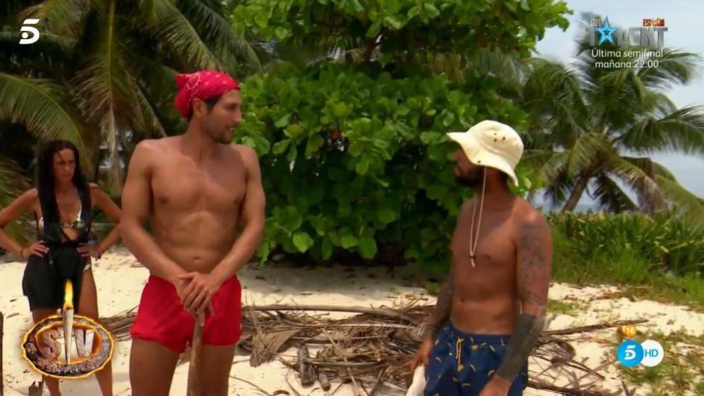 Omar y Gianmarco discutiendo.