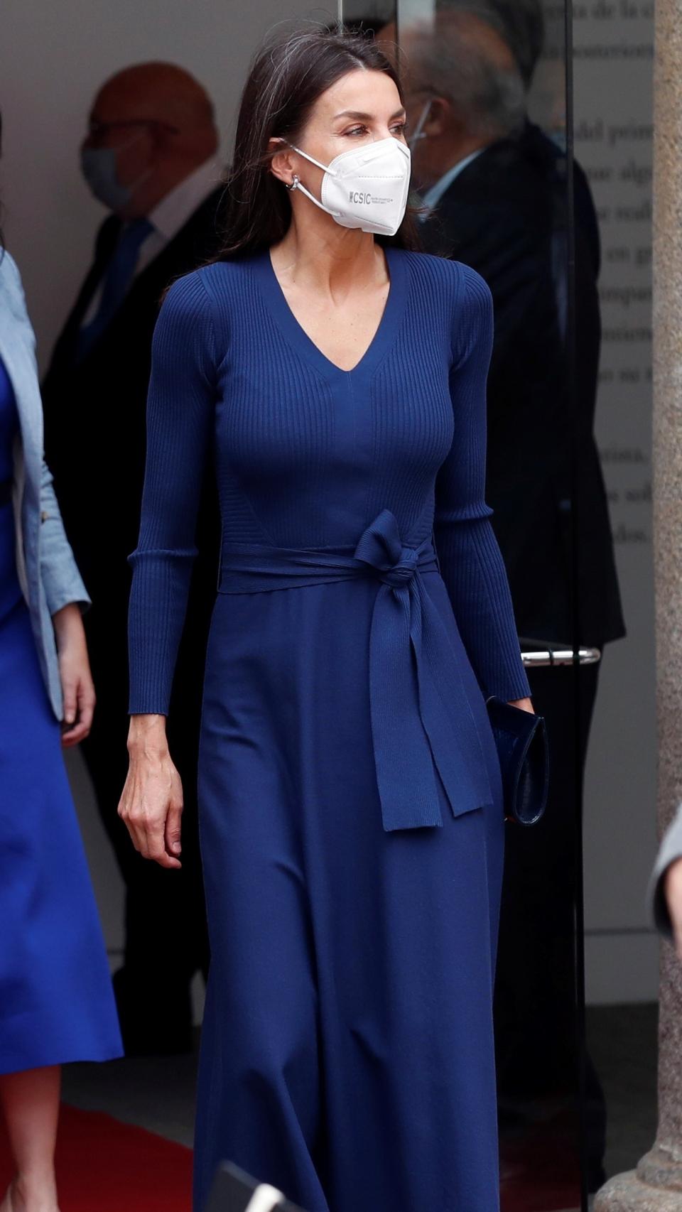 La Reina luciendo el vestido ya sin abrigo.