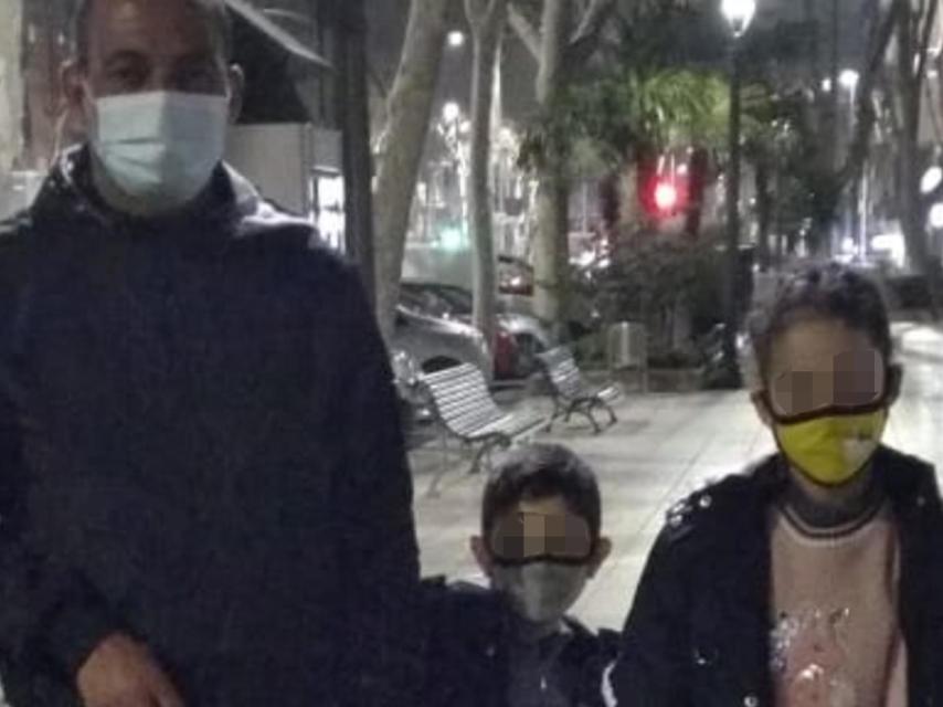 Mustapha, junto a sus dos queridos hijos.